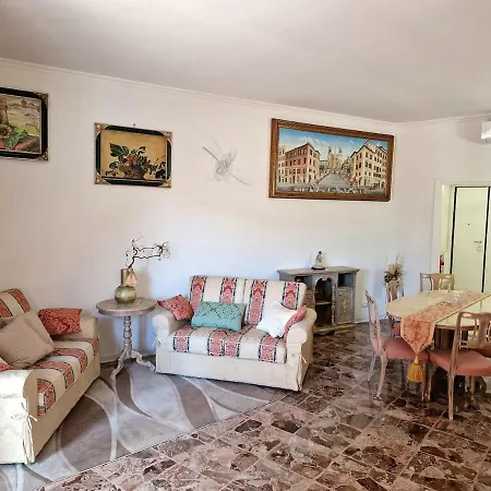 Casa Vacanze Fiore Ciampino Airport - Rome Station - 108 Mqs Apartment