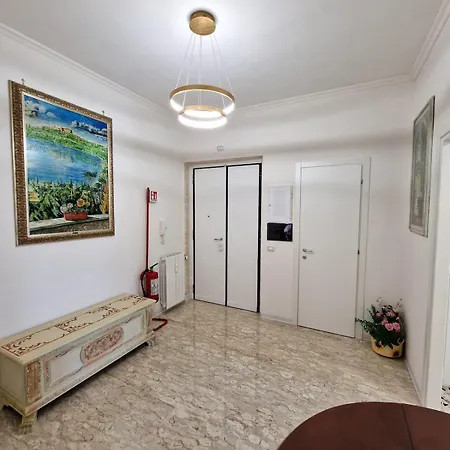 Casa Vacanze Fiore Ciampino Airport - Rome Station - 108 Mqs Apartment